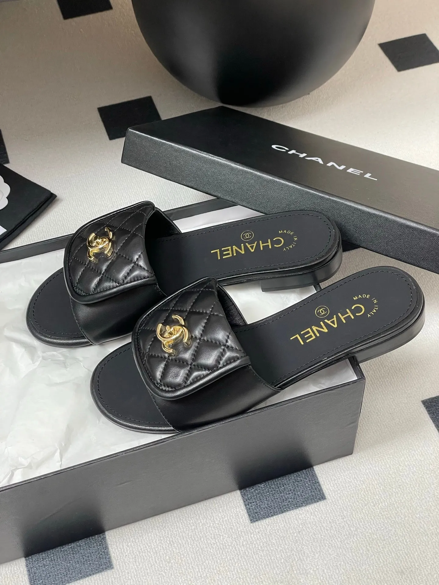 👟👟Ex-factory price 400👟👟 25Fw spring and summer new Chanel Xiaoxiang classic clamshell school bag buckle slippers. Versatile sandals that you don’t get tired of. A super classic style. Casual with exquisiteness and a sure temperament. This spring and summer is a beautiful extra point treasure! Upper: Sheepskin/Denim/Velvet Lining: Sheepskin High Heel: Flat/Thick Heel 5cm Sole: Italian genuine leather outsole Size: 35-39 (40, 41 customization is not returnable)